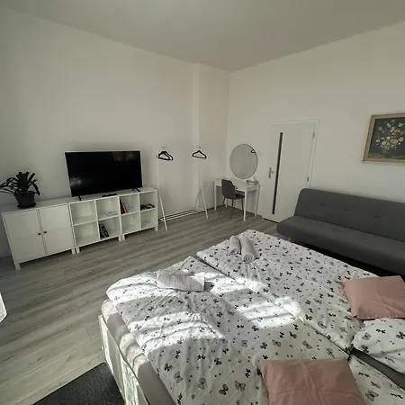 Listopad 17 Apartment *